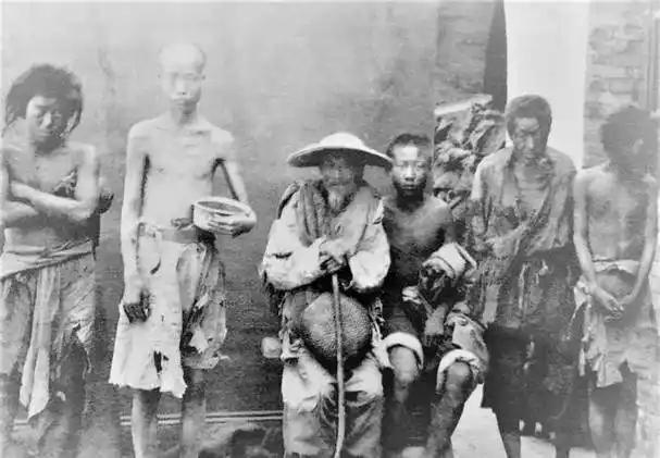 古代闹饥荒，明明直接发粮更省事儿，为何非要折腾去施粥呢？
 
发下去让老百姓自己