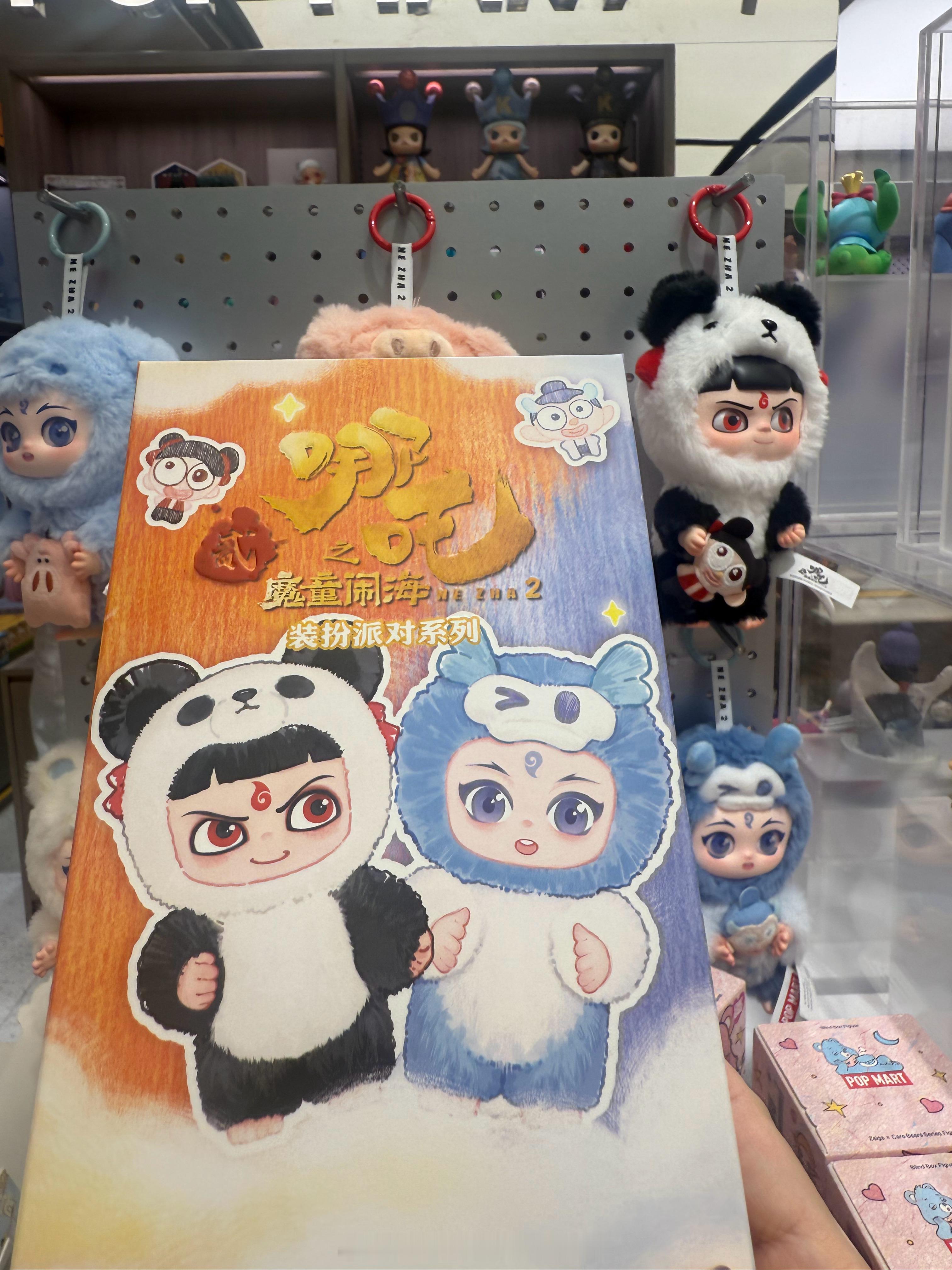 还在生病，但出来吃饭，路过了泡泡玛特，哪吒2的盲盒终于有些周边在新加坡了拆出一只