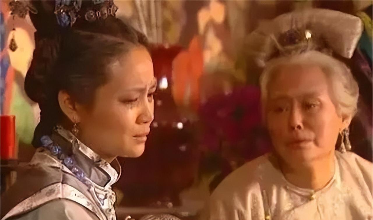 1705年，93岁的苏麻喇姑病逝，51岁康熙悲痛万分。为了再看苏麻喇姑最后一眼，