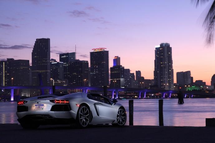 当 V12 遇上敞篷🏁兰博基尼 Aventador Roadster卸下顶棚，