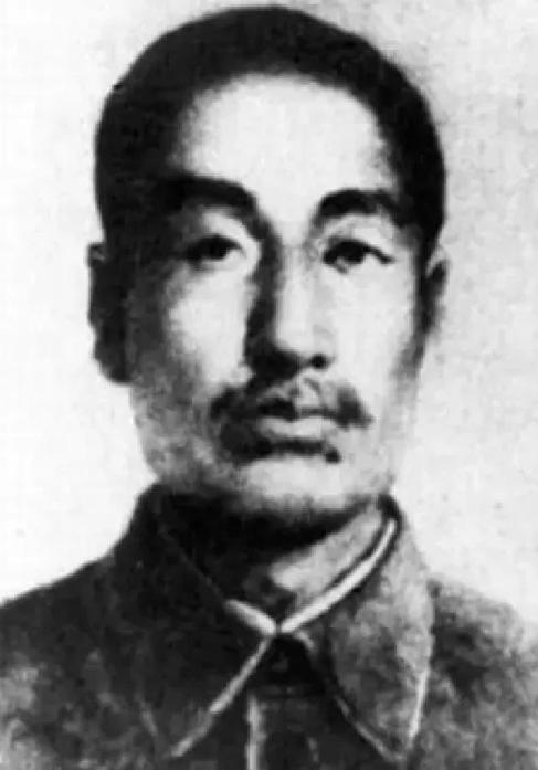 1942年，赵尚志牺牲后，一汉奸在验尸时，用脚踢了踢赵尚志的脑袋。旁边叛变的战友