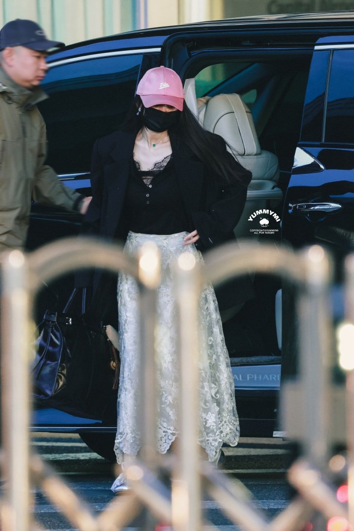 杨幂已出发进组江山大同 杨幂粉帽蕾丝白裙机场look杨幂已出发进组江山大同，杨幂