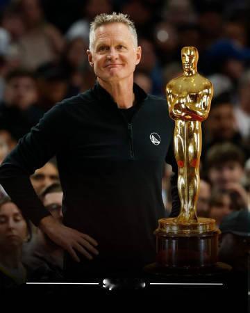 勇士主帅斩获奥斯卡奖 勇士主教练史蒂夫科尔制作的纪录短片《All the Emp