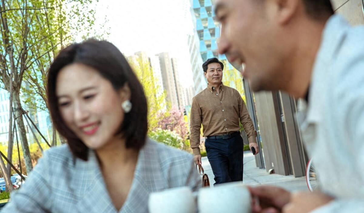 昨晚一起上班的大姐又给我介绍对象了，女方34岁，带着一个儿子前夫两年前病逝了，她