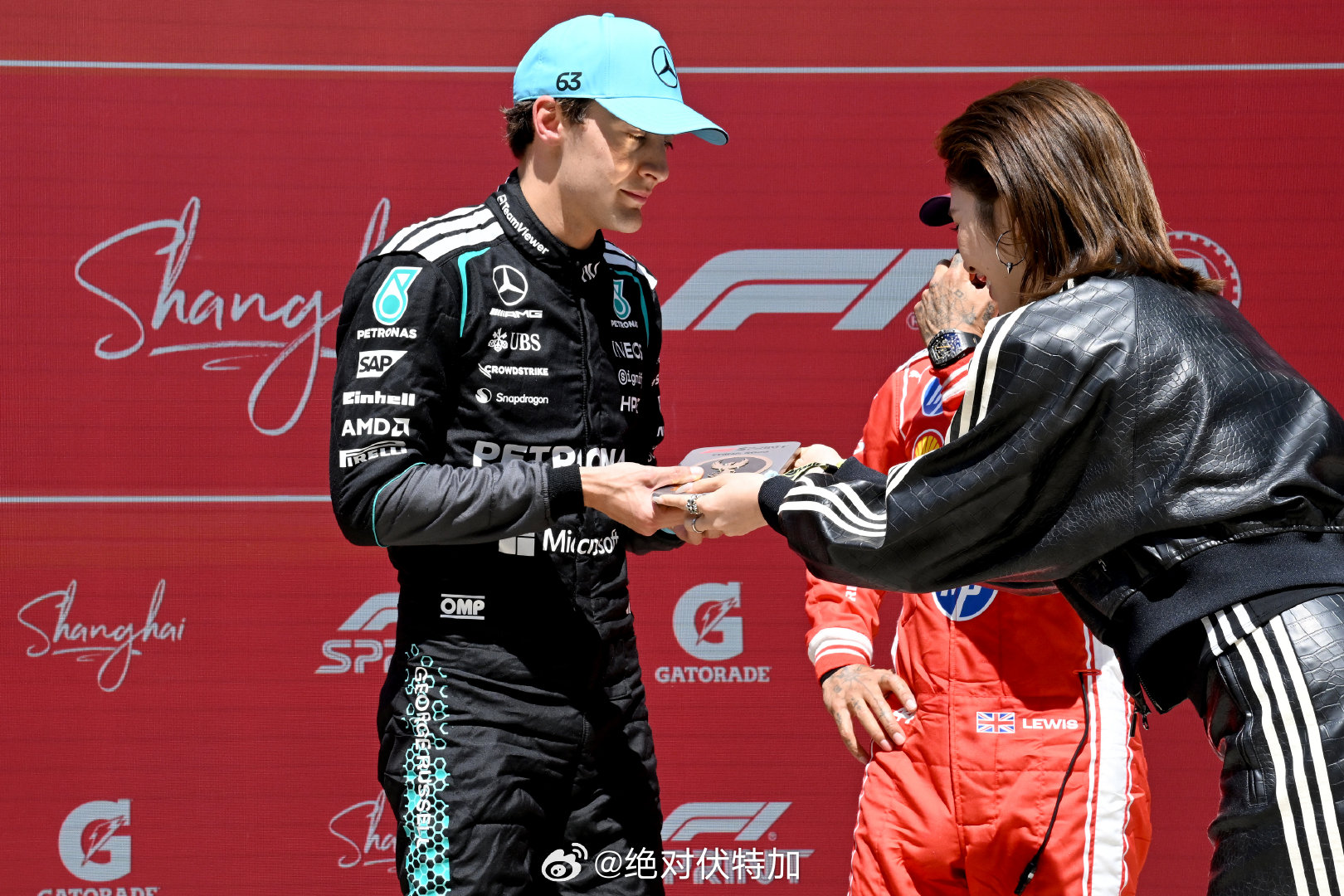 在2026年F1中国大奖赛冲刺赛中，梅赛德斯车手拉塞尔以杆位发车全程领跑夺冠。吴