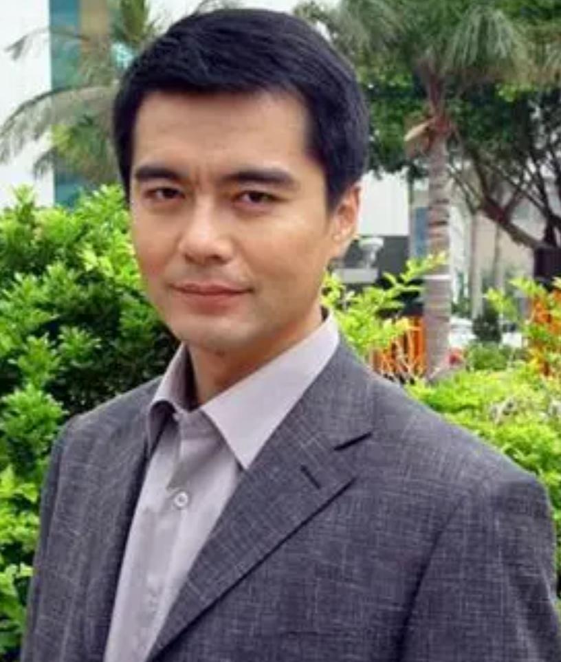 许亚军回北京和好友聚餐，搂老婆张澍开怀大笑，不见陪伴长子许何娱乐 明星 许亚军