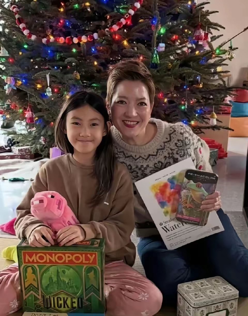 陈冠希女儿长大了，五官精致，大长腿明显，嘴型和冠希一模一样，一大家子都是神颜。 