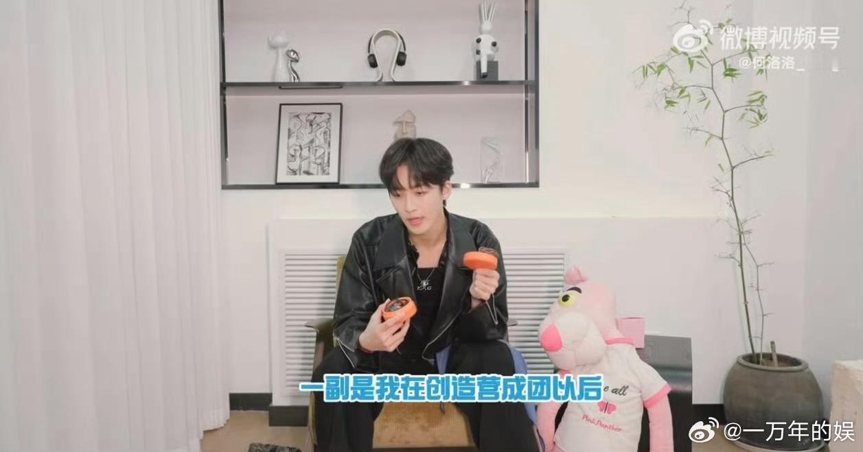 何洛洛出道九年的时间盲盒何洛洛晒R1SE定制耳返 一眼沦陷的定制耳返，藏着九年青