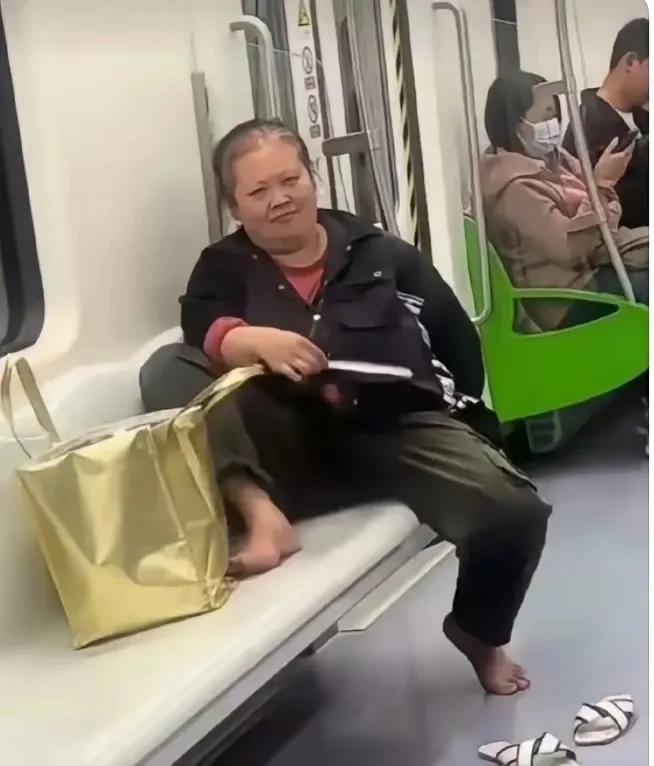 这派头感觉不是大妈，更像是一位豪横的“大爷”。

地铁上这一位大妈，那魁梧的身材