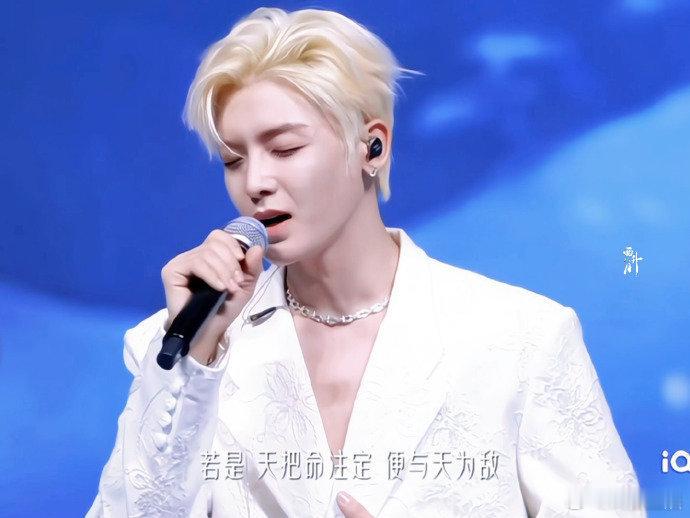 侯明昊 白马王子  侯明昊的金发，白衣，仿佛为他量身定做的白马王子装束。他的出现