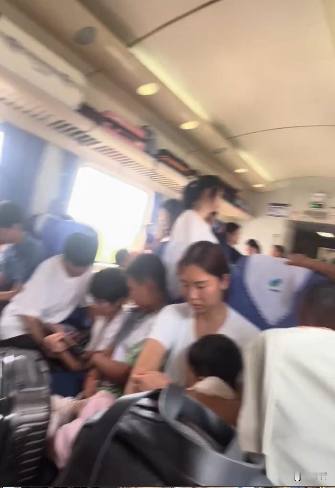暑假的列车，
是一趟相思的旅行。

无意间听到的聊天，
去的时候给小孩买站票，小