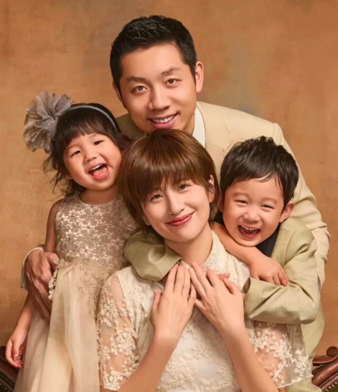 一直觉得许昕才是中国男乒队员中最幸福的
为何这样说呢
第一，妻子姚彦是前国乒女队