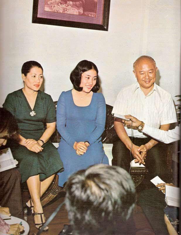 王室王室泰国王室暹罗往事 “他们没有好好的教颂妃”老照片：1977年1月，狗哥和