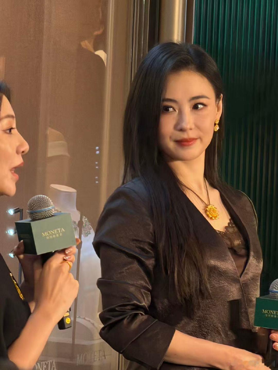 张柏芝线下活动怼脸直出！气色红润眼神明亮，完全是气血很足的美，谁看了不心动啊！张