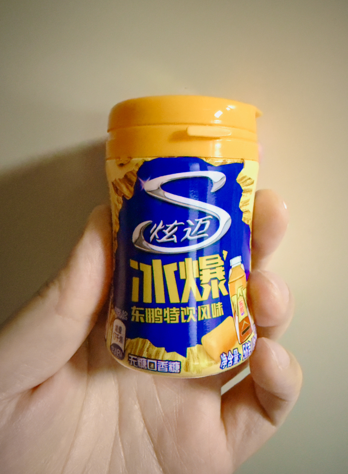 最近在吃这个东鹏特饮口味的口香糖，本来就是图个新鲜买瓶尝尝，但确实一嚼就很“上头