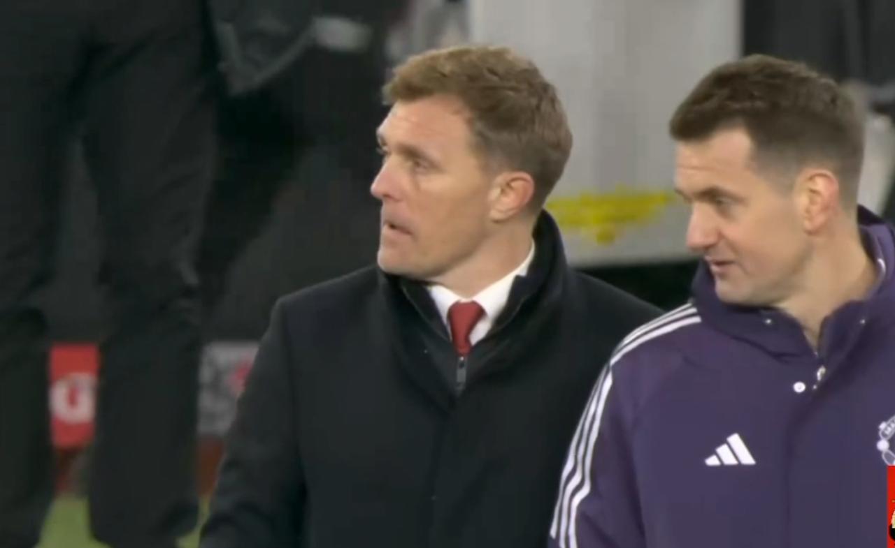 曼联的防守就像散装白酒，你根本不知道是什么门道。踢回四后卫最薄弱的位置依旧是后腰