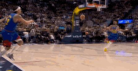 建议穆雷以后只打季后赛  后场三分压哨追平...... 手硬成这样，湖蜜当年的痛