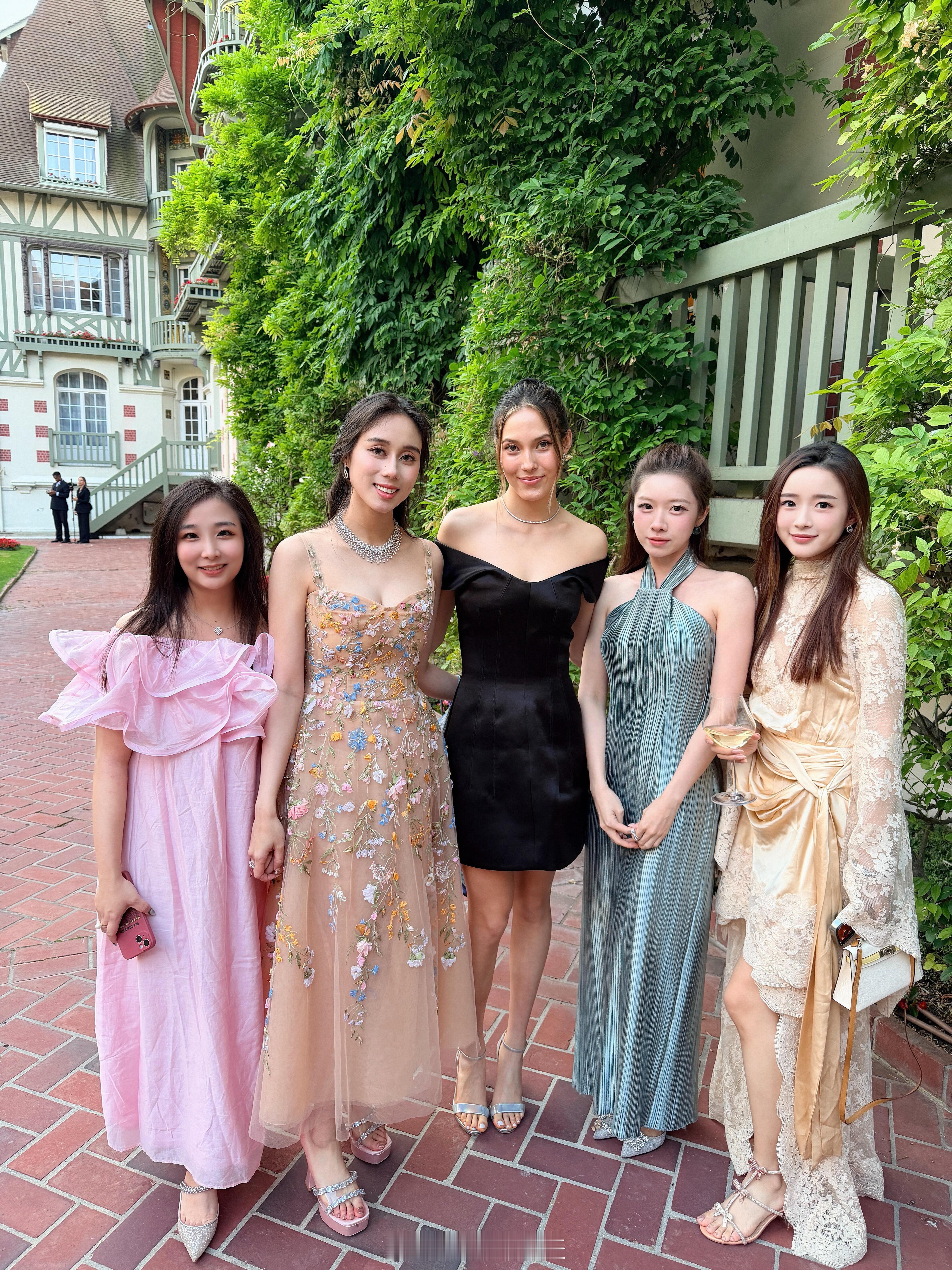 何超欣与何猷君奚梦瑶婚礼合照何超欣庆祝何猷君奚梦瑶婚礼 何超欣与何猷君奚梦瑶婚礼