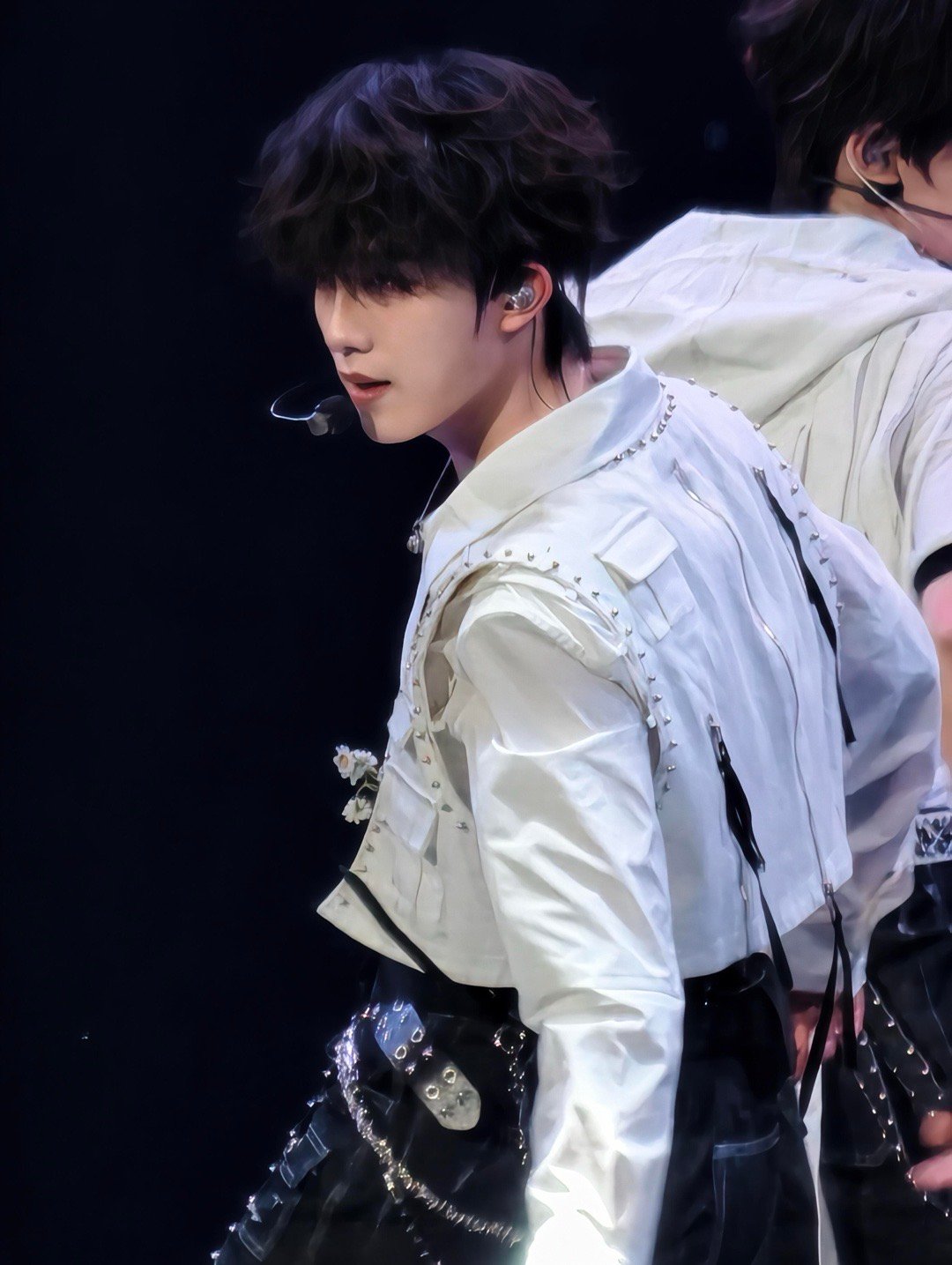 0000失败时的泪水、被否定的瞬间，会让人陷入自我怀疑。但就像大树在风雨中摇晃却