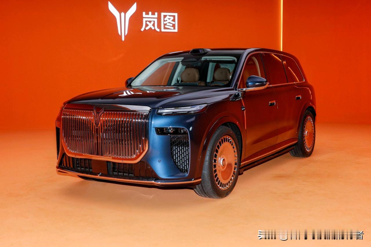 周末骑行至武昌江滩，晚风推着车轮沿江岸前行，江波粼粼映着天光，草木香随 bree