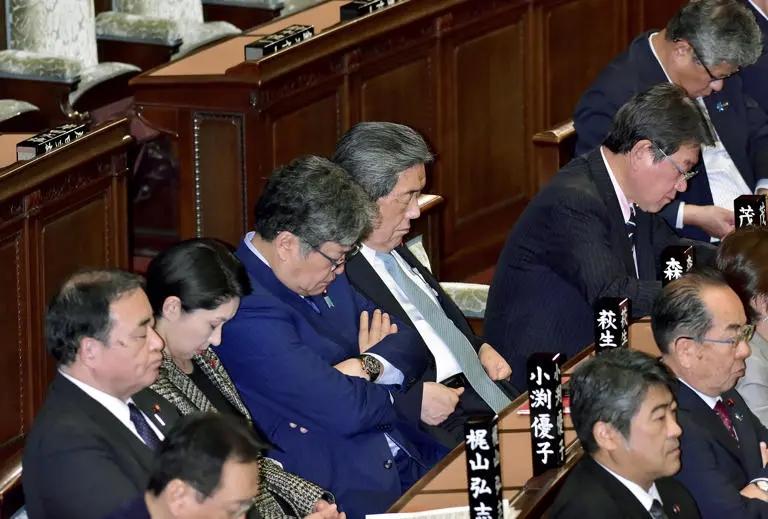 面对文山会海，日本政 客 也集体打瞌睡。

这是日本近日的一次国会会议画面，在台
