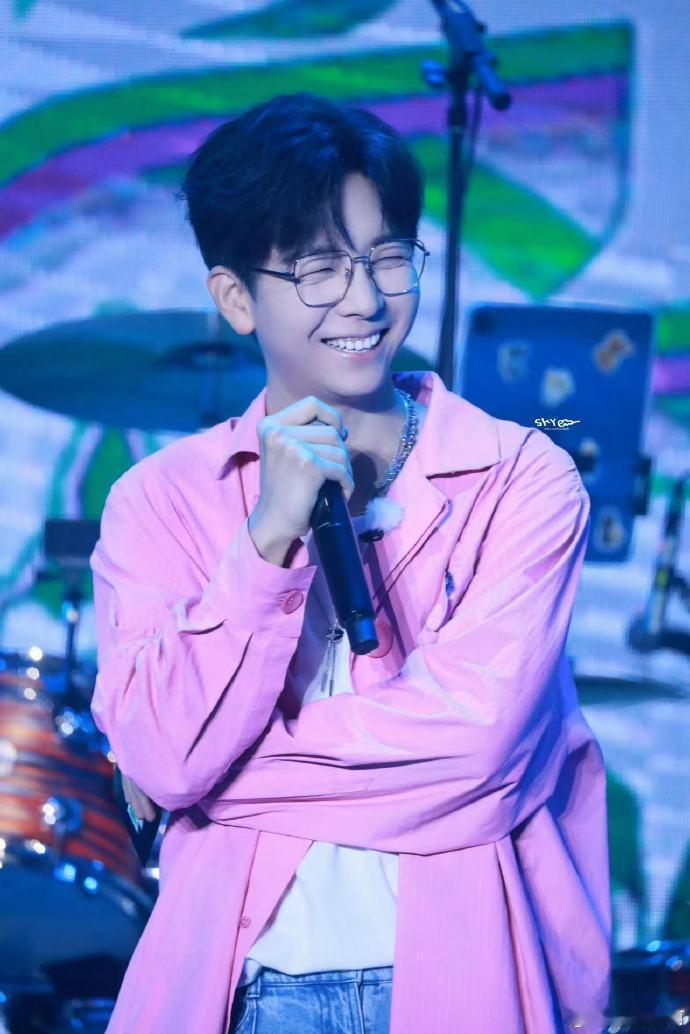 #胡夏A甜粉外套#胡夏一直都是非常有辨识度的，把粉外套的风格都能驾驭得这么好，果