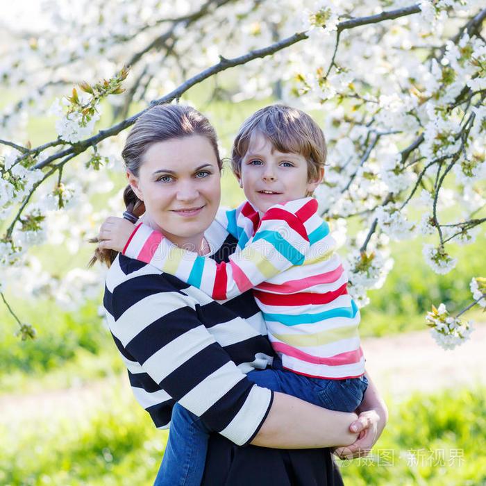 这个问题，像一道无声的问号，悬挂在每个子女心头。我们常说，父母养育我们，是一种无