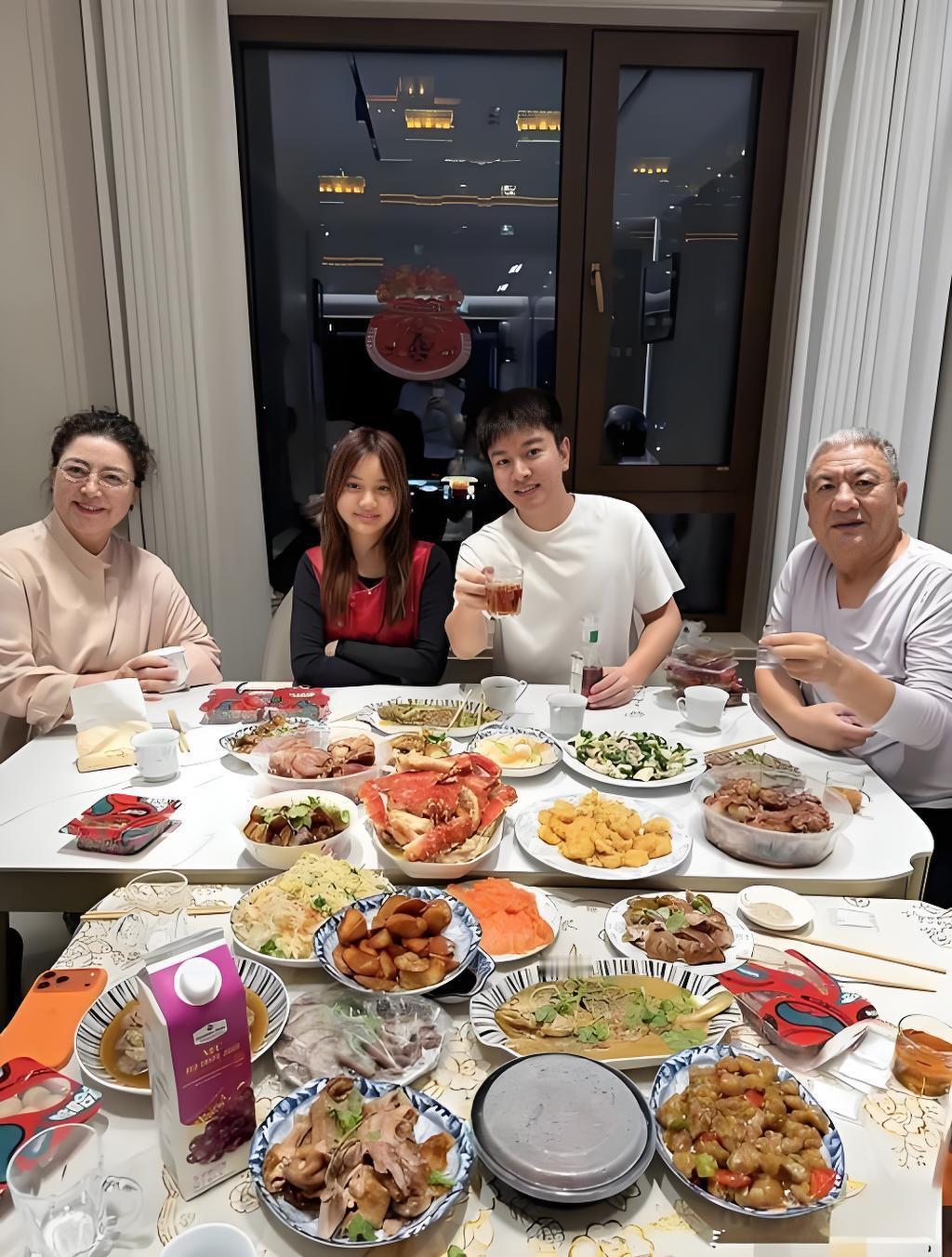 甜馨回东北，爷爷奶奶做了20道菜！桌子摆不下还要加小桌，这就是隔辈亲

刷到这张