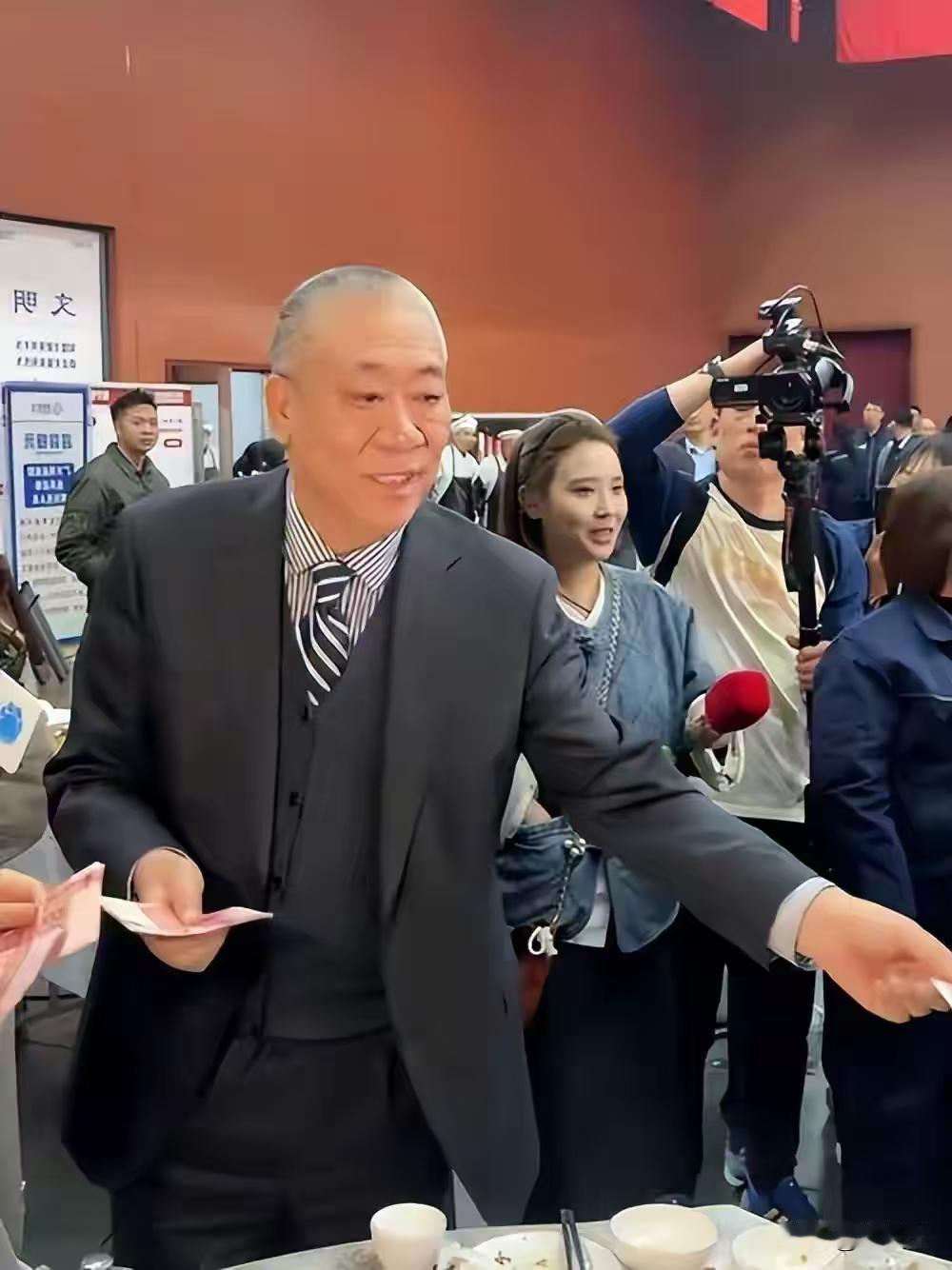 原来崔培军真正能事事兜底的“背后女人”，不是大家想象里的家属，而是财务负责人郭玉