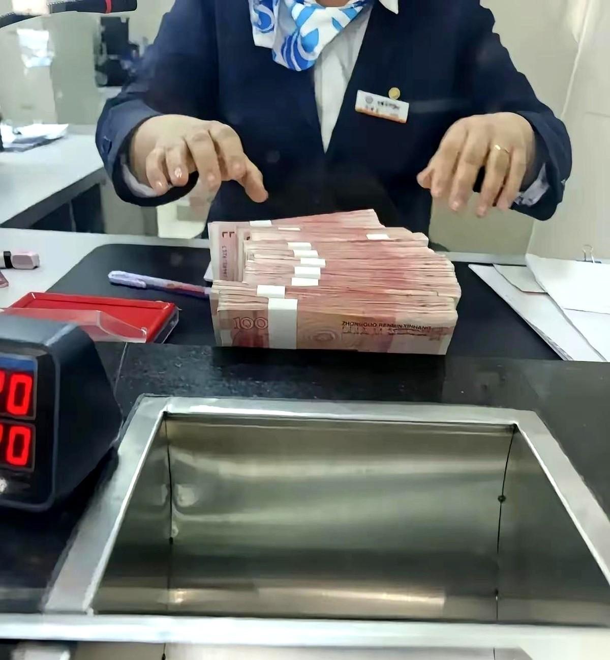“不拿钱出来填窟窿，这日子就别过了！”
老公撂下这句狠话，把主卧的门重重一摔，提