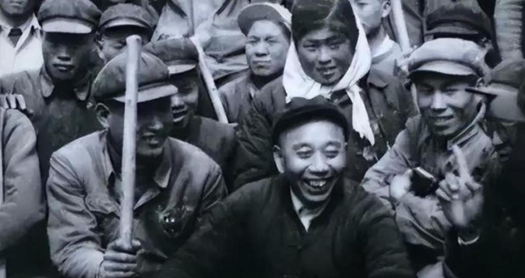 1954年，王震被一县长拷了起来，王震怒道：“你没枪毙我，算我王震命大！”

1