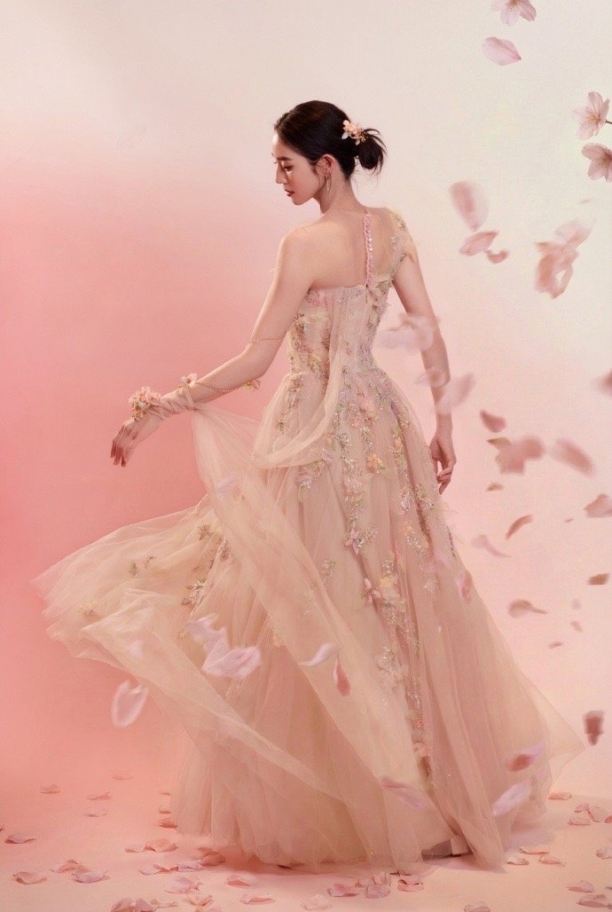 张钧甯春晚口红色号张钧甯春晚造型一亮相，直接把“花仙子下凡”的氛围感拉满！一袭薄