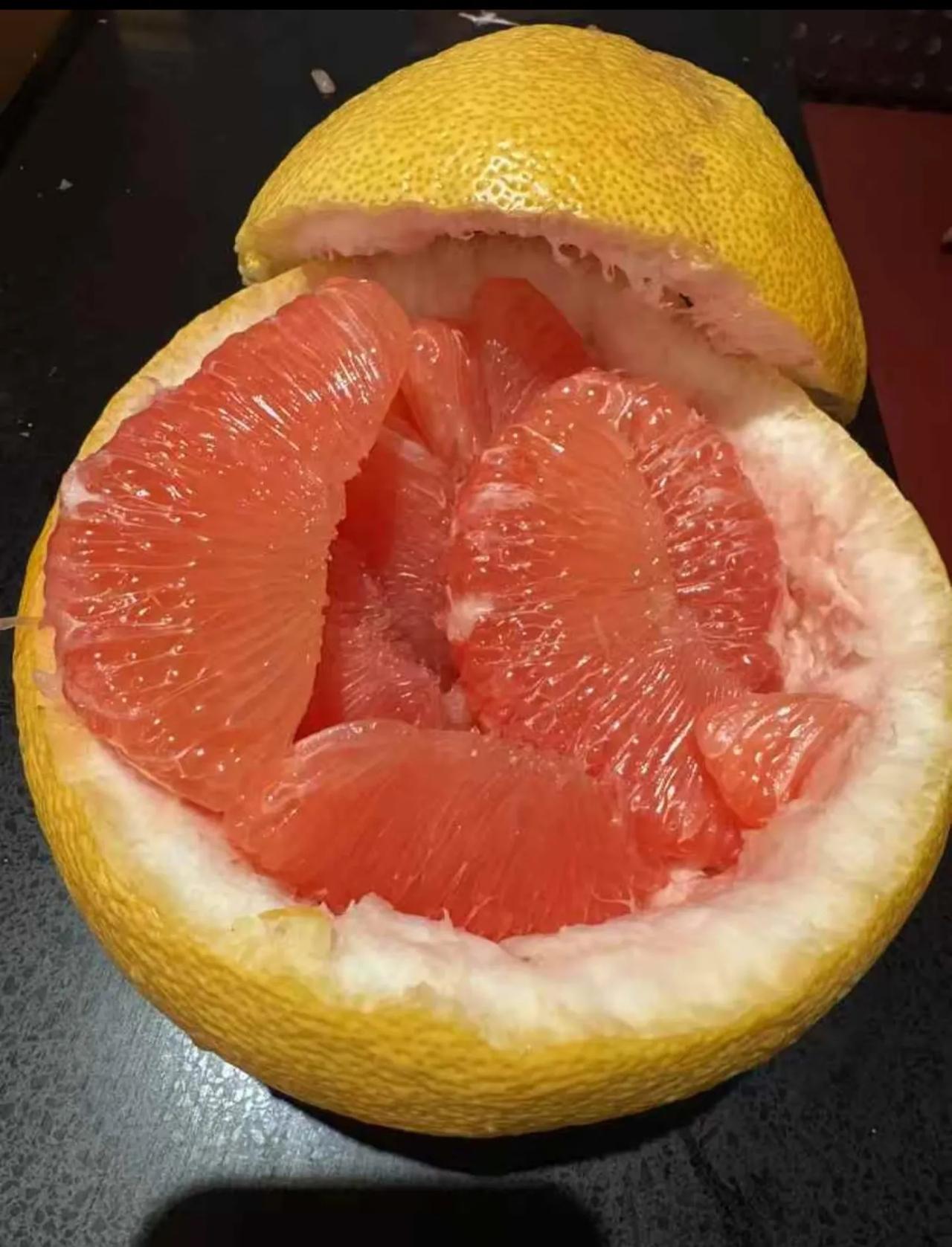 每次剥柚子，我妈都要念叨：“皮晒干了能除味！能煮茶！”但那些金黄厚实的皮，最终都
