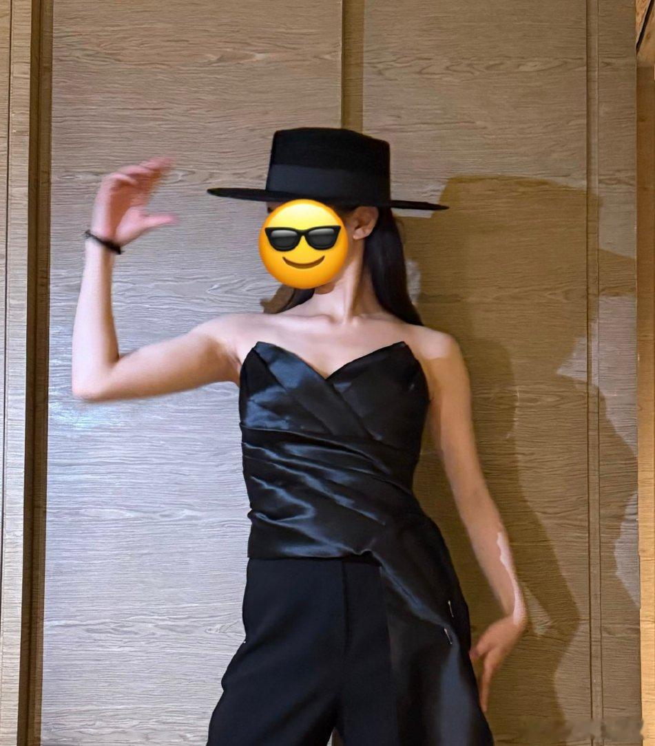 张婧仪手臂肌肉张婧仪晒手臂肌肉照，一抬手肌肉就这么明显，线条好漂亮！张婧仪手臂肌