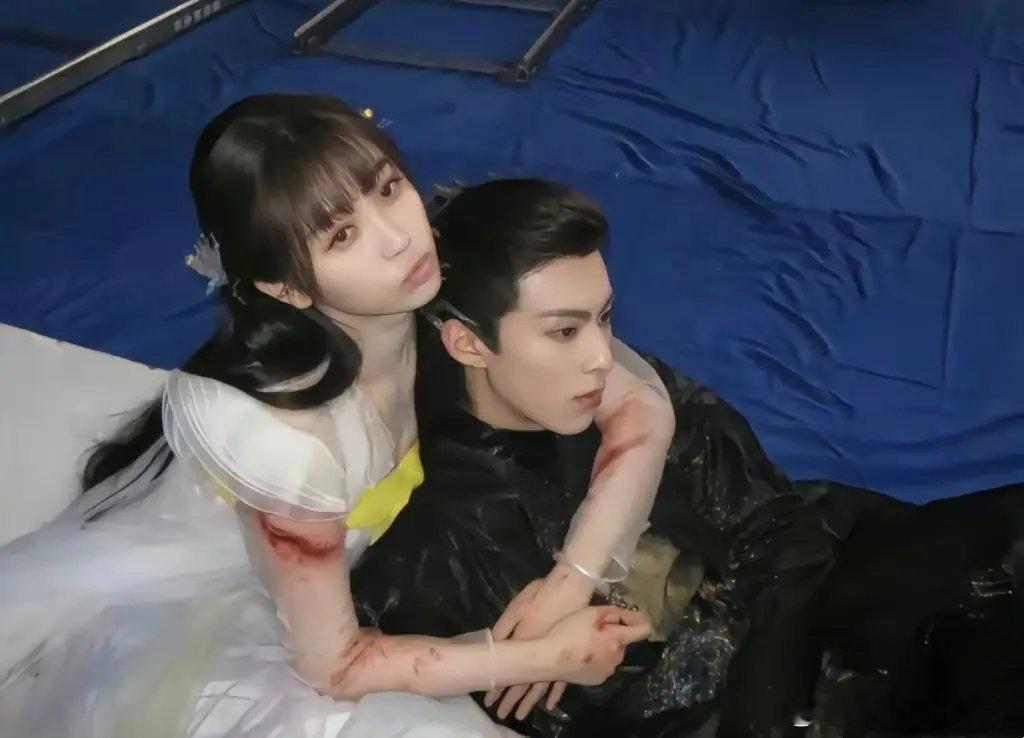 怎么这些丑男和虞书欣站在那就变好看了呢？ ​​​