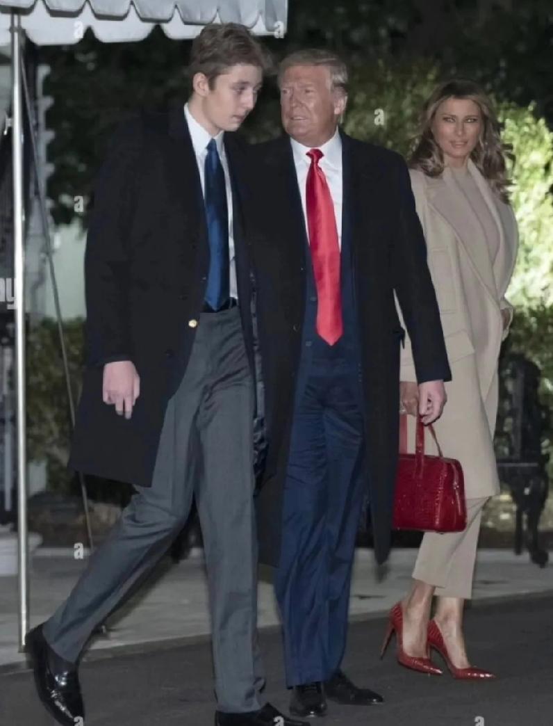 特朗普一家总是备受关注，他老婆梅拉尼娅看儿子巴伦那眼神都不一样。梅拉尼娅接受采访