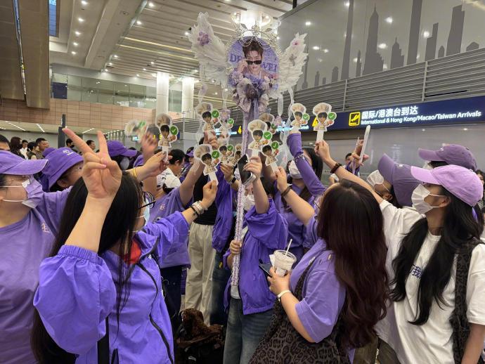 邓为花少8回国接机人气邓为花少回国应援机场出口被紫色应援包围，大批钻石等候邓为花