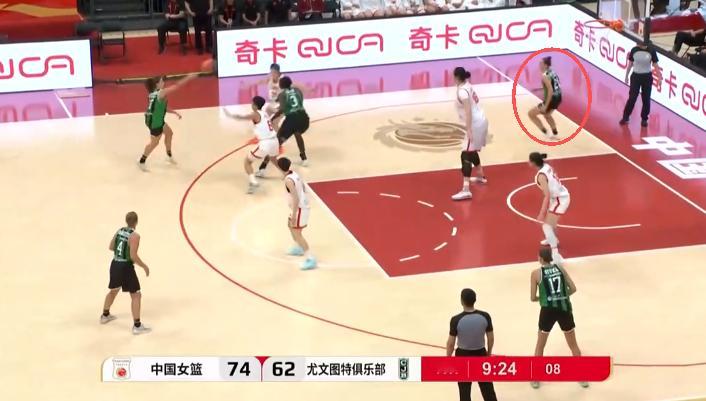 张茹喉咙都喊破了，篮下过去一个，结果上线在压迫持球人，下线是张子宇，张子宇出不去