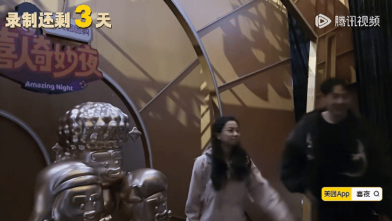 王广会一直站在王男身后别看王广总跟王男争来抢去，其实满心都是在乎，小细节里全是温