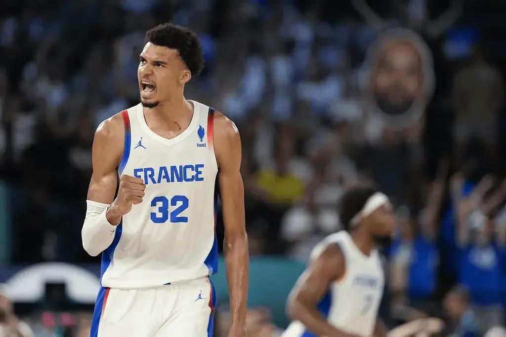 ESPN各专家投票预测了下赛季的最快进步球员奖排名：

1、文班亚马：26票


