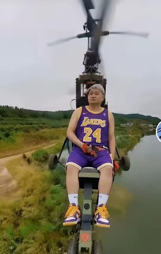 55岁网红唐飞机直播坠机，让人惋惜。唐飞机平时酷爱飞行，他在飞行器材上花费已经超