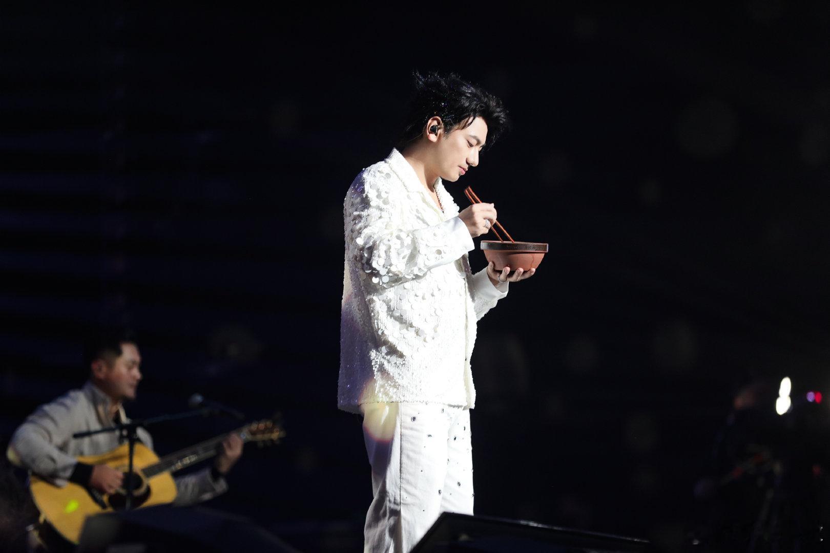 海来阿木巡演长沙站边嗦粉边唱海来阿木长沙巡演太会了！边嗦粉边唱《别知己》，这波沉