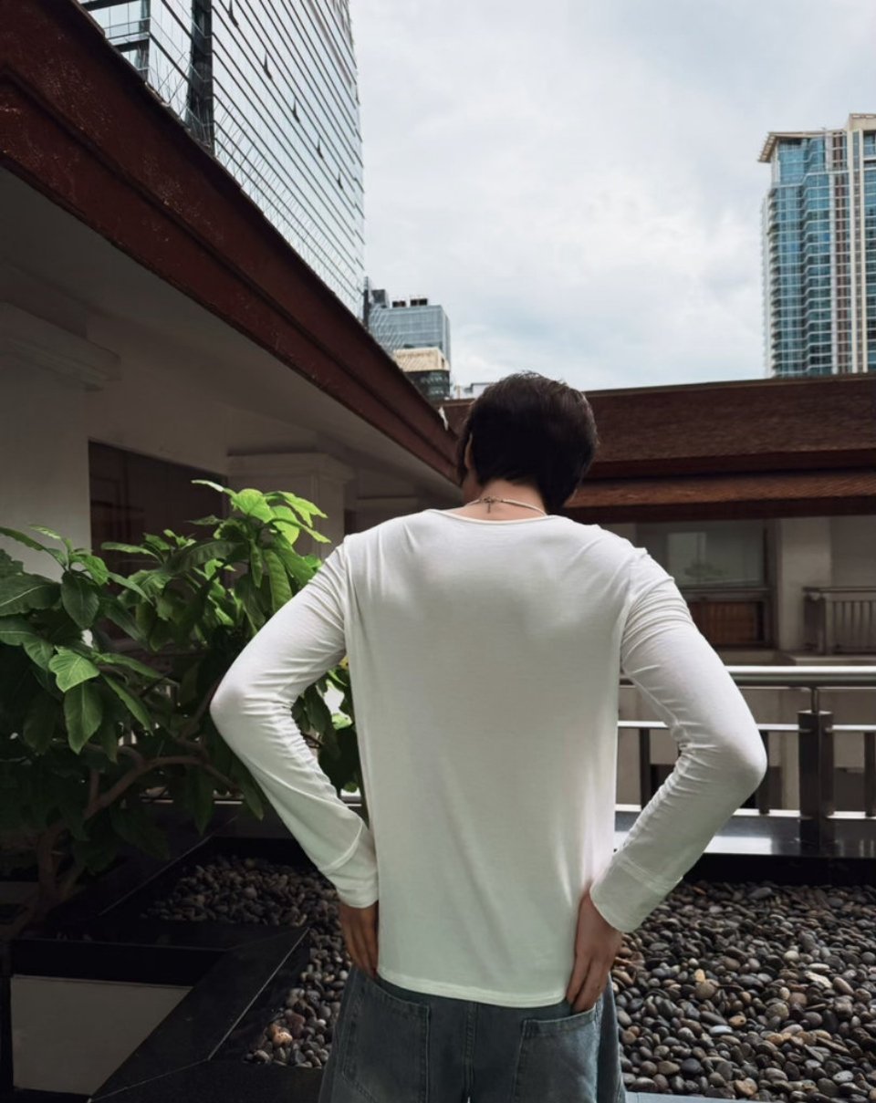 思慕社字母[超话] 雨是云的失重，伞是天空的补丁。我们在同一场雨里走散，又在各自