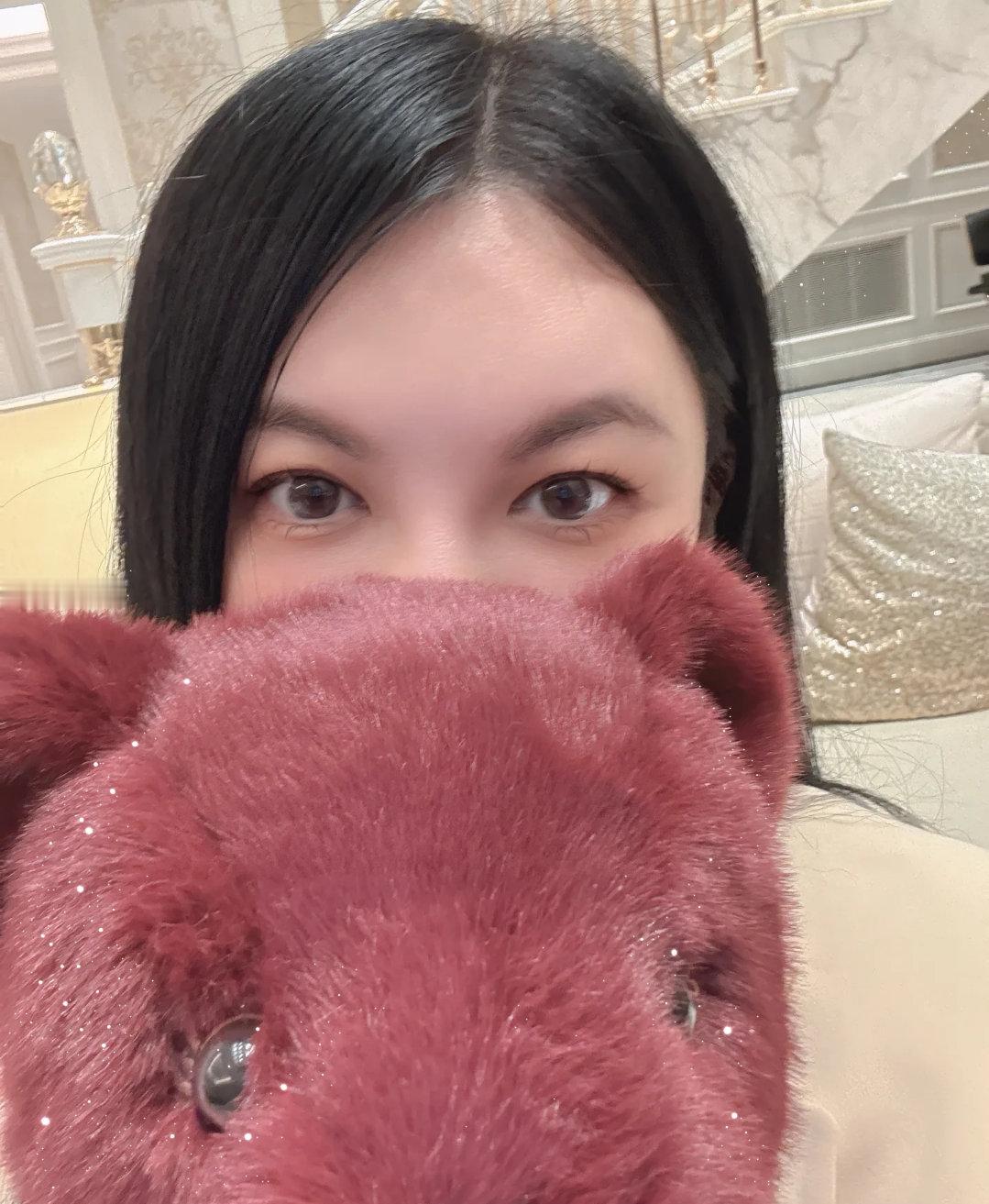 你们这些人，湘姐被你们吓得只敢露半张脸了！ ​​​