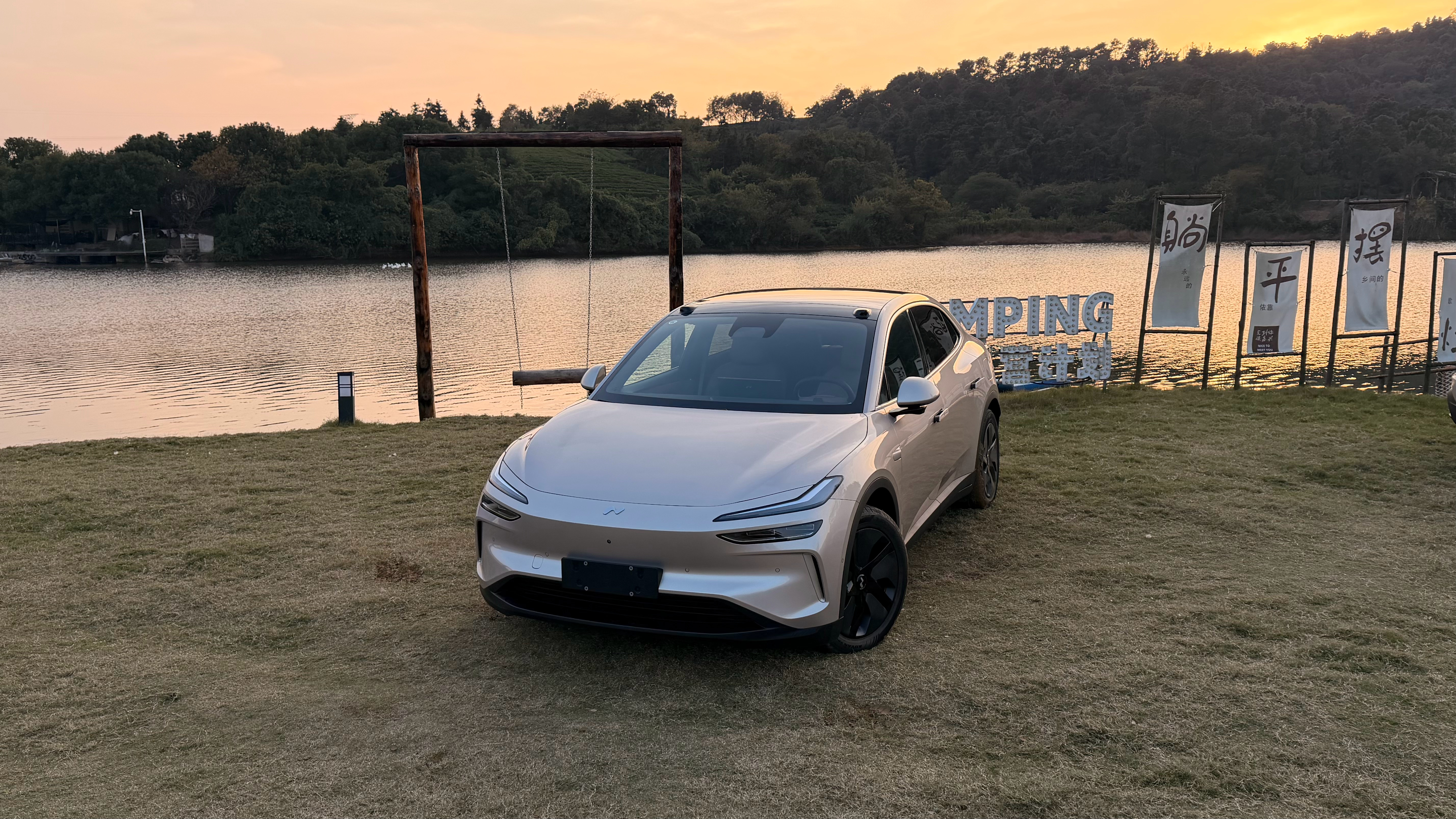 我承认我曾经对乐道L60这台车有一定成见。曾经我是觉得，它的定位很尴尬，有点高不