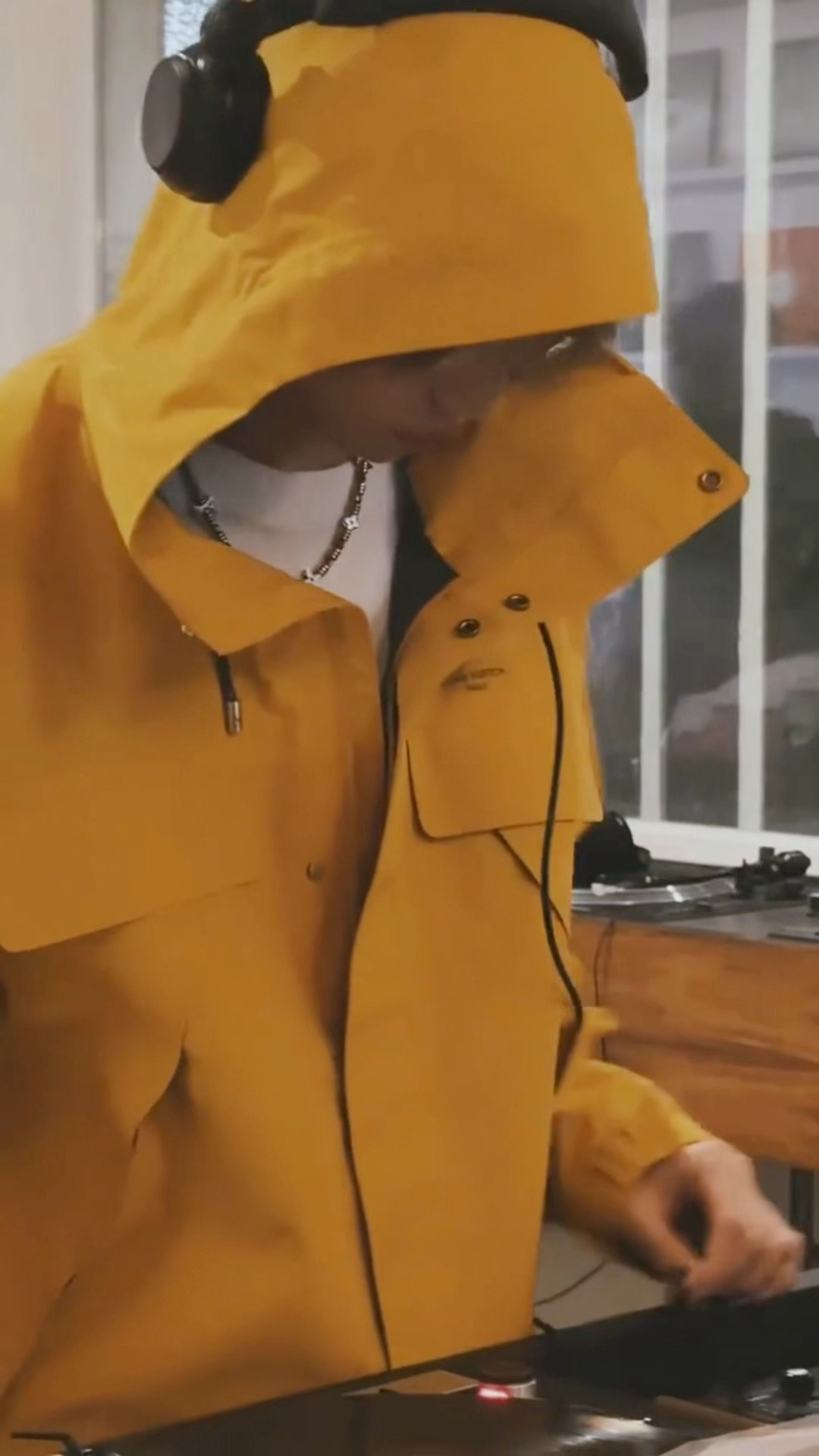 徐明浩分享巴黎时装周库存 徐明浩分享巴黎时装周库存 是奶黄包DJ明浩 又酷又萌