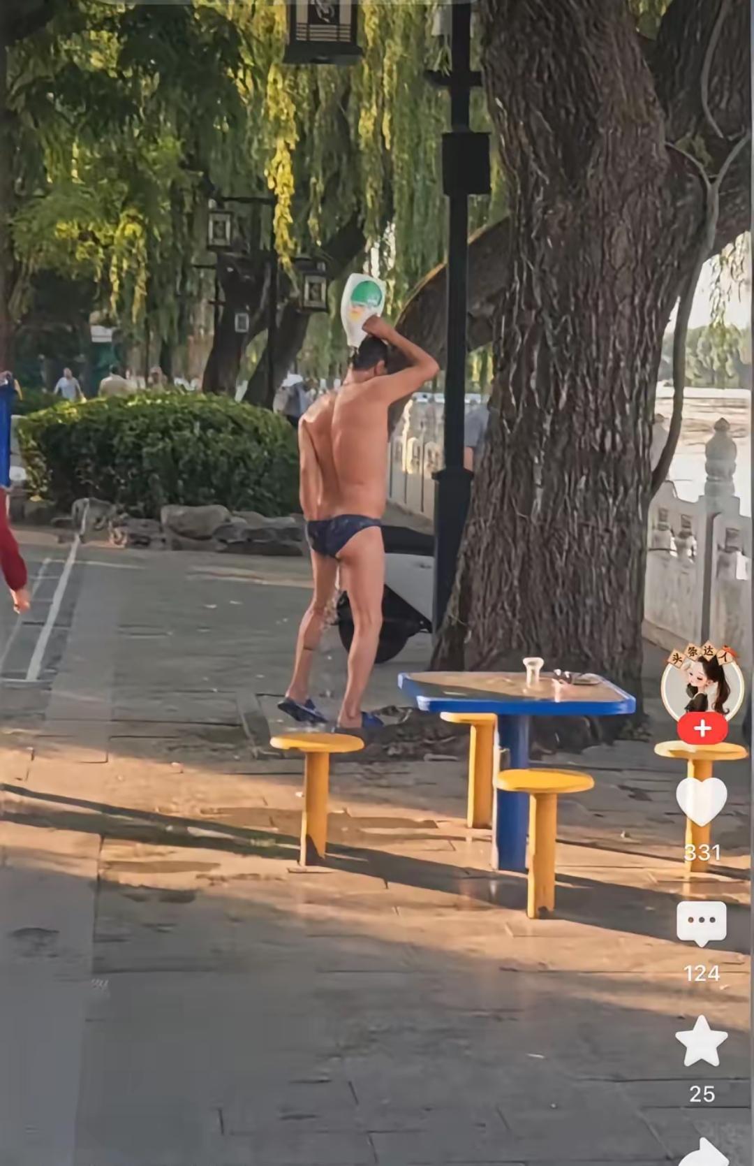 一个印度人居然在人来人往的路边洗澡。咱们中国人是一个有着强烈羞耻心的民族，历来把