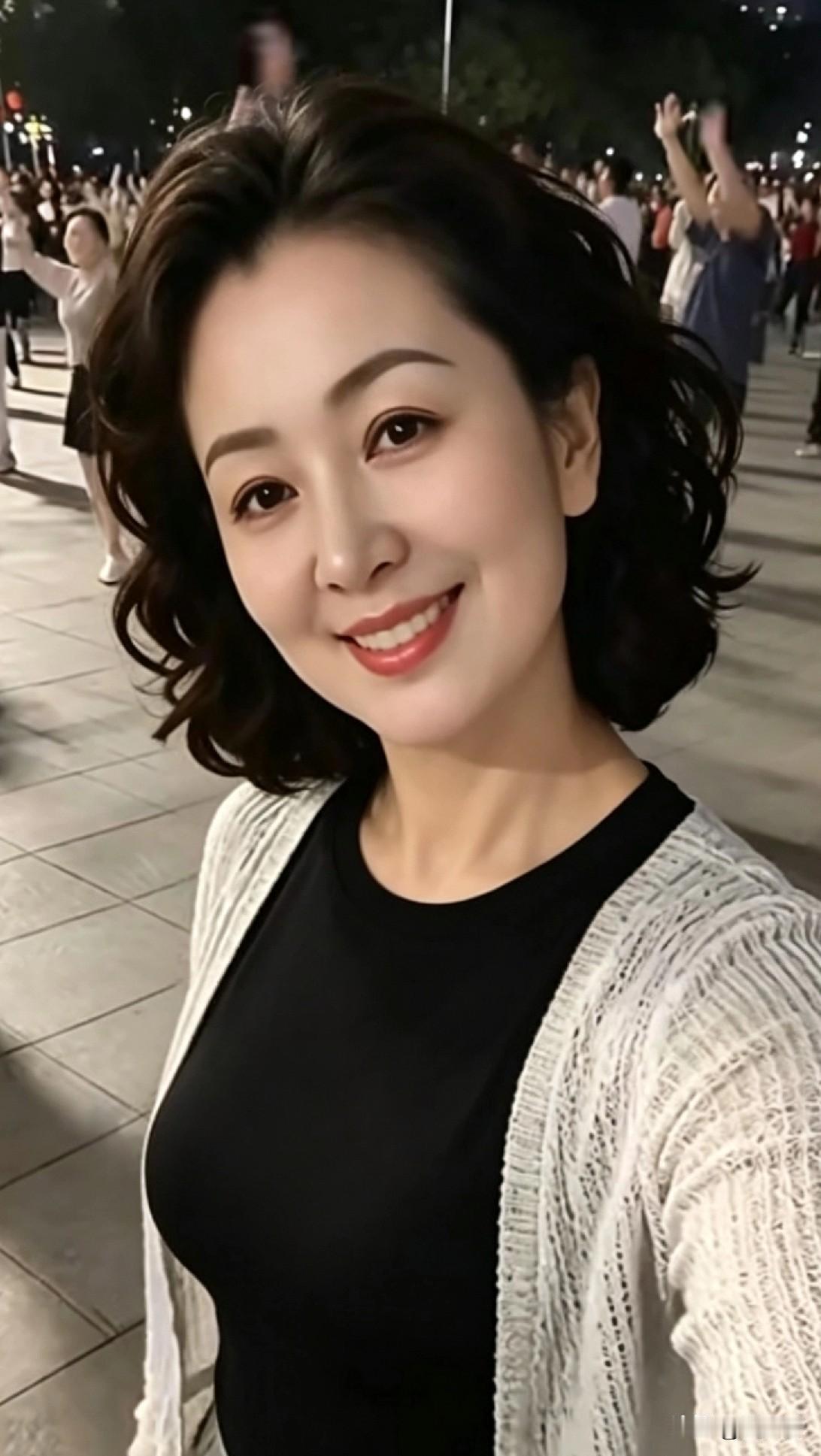 广场舞大姐的自拍照