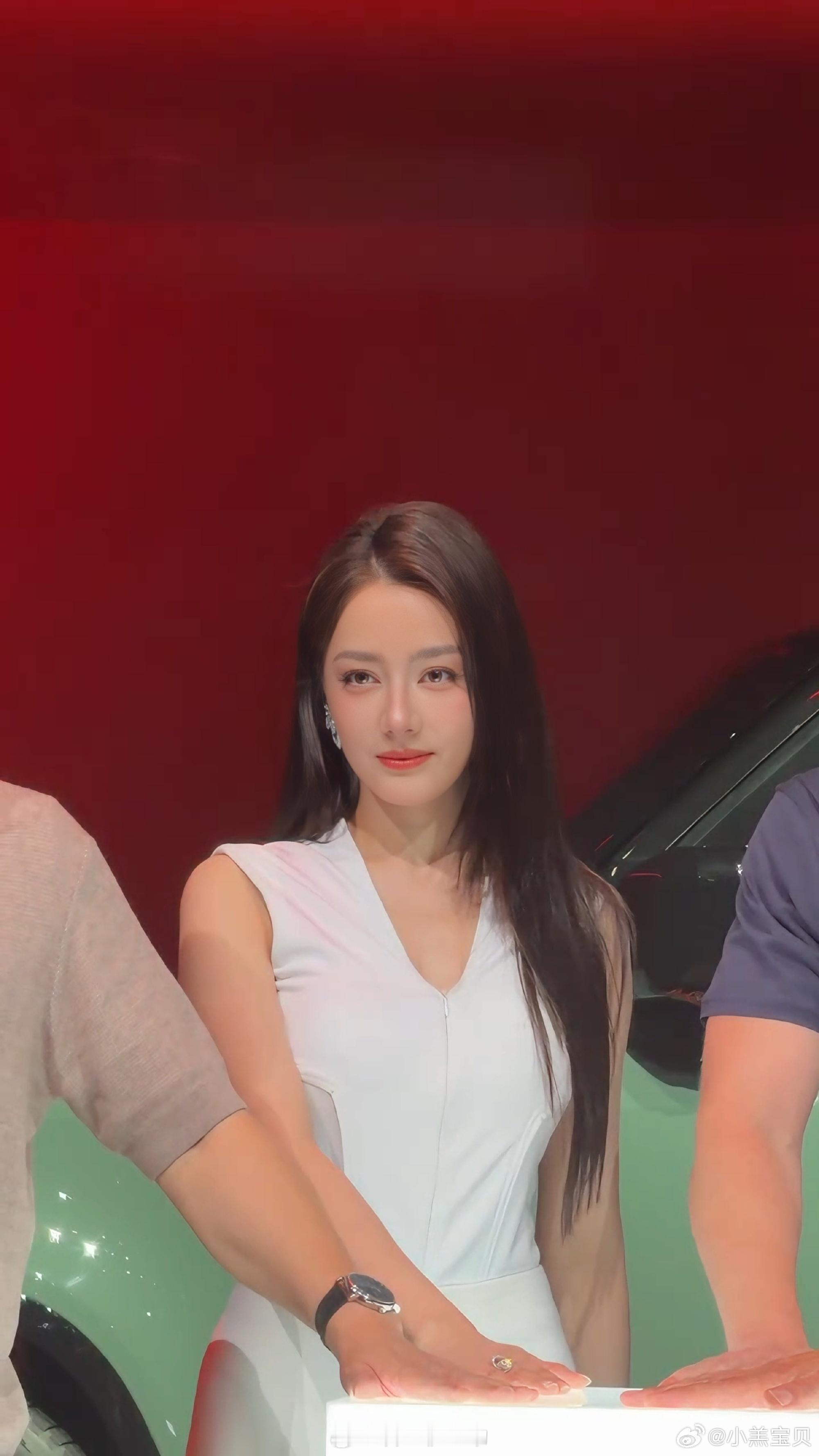 迪丽热巴 路虎卫士 迪丽热巴黑长直女总裁 