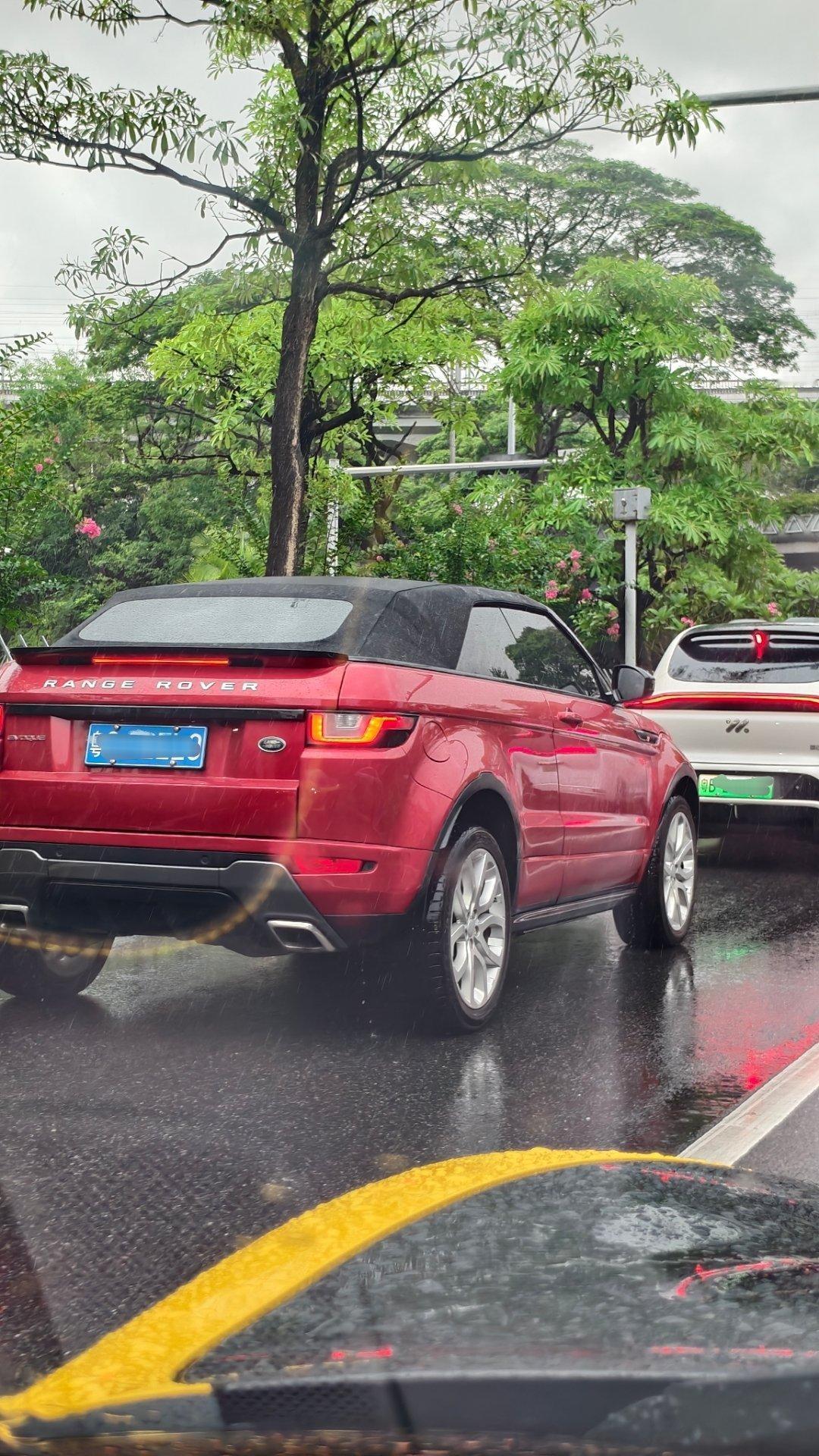 看到一台超级无敌孤傲的路虎：敞篷揽胜极光[哈哈][哈哈]这个车真是把小资玩到了极